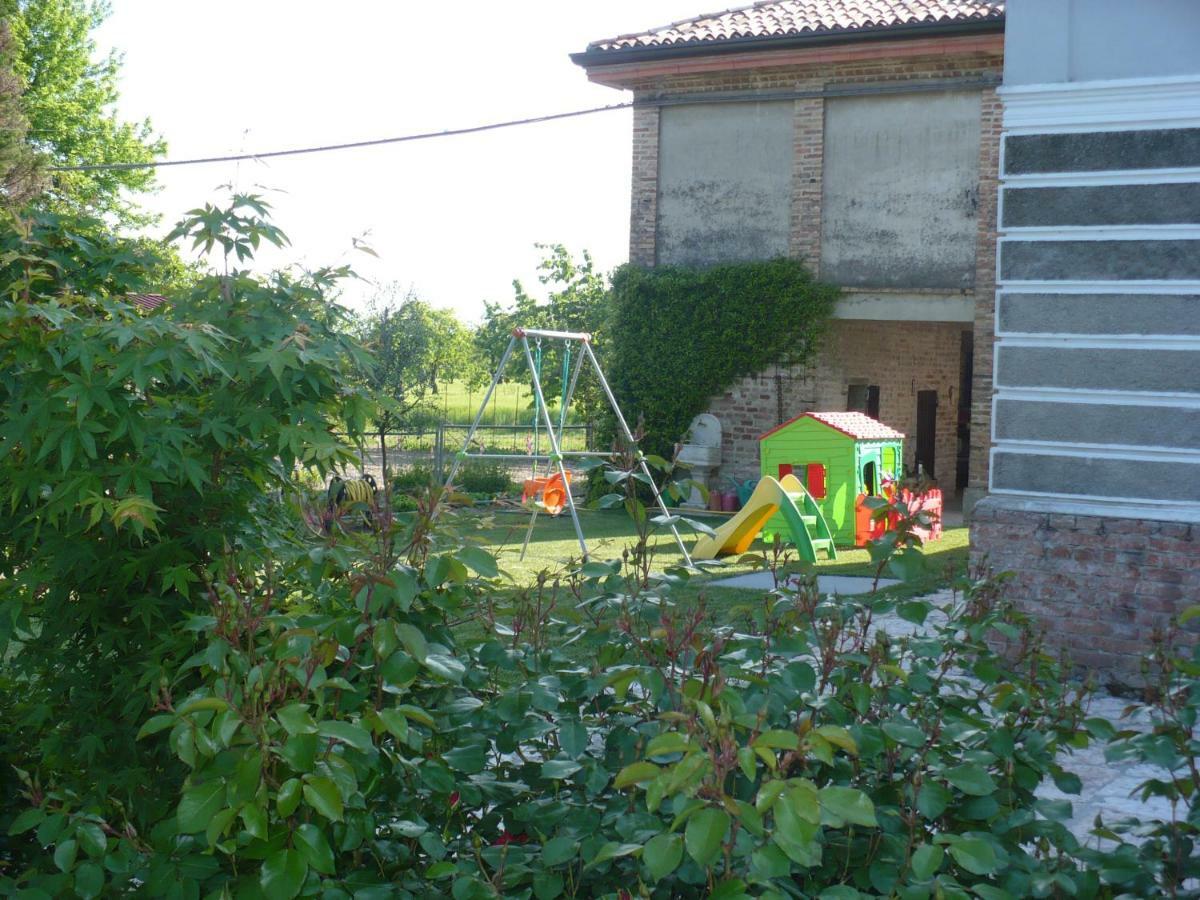 L'Albero Della Gioia Bed and Breakfast Villanova sull'Arda Exteriör bild