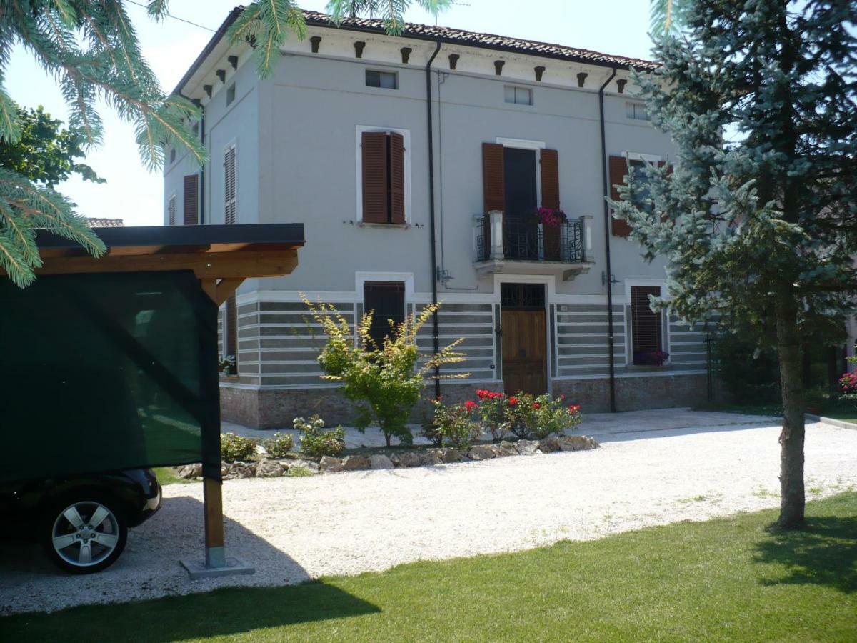 L'Albero Della Gioia Bed and Breakfast Villanova sull'Arda Exteriör bild
